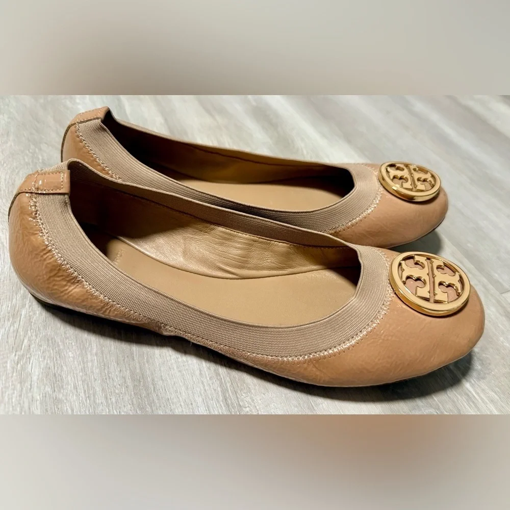 Tory Burch Caroline Nude Tan Patent Leather Ballerina Flats Sleepies Logo Size 8